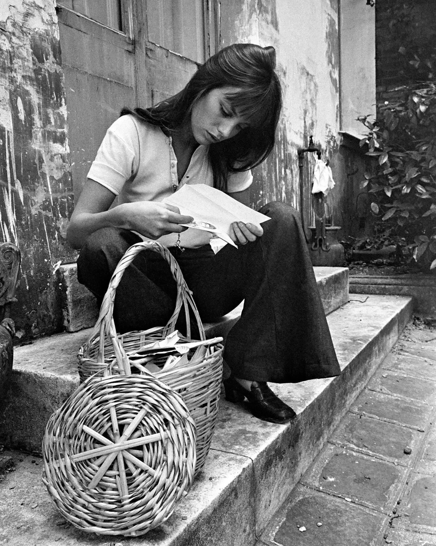 Black and White Mood Dressing: Why Minimal Style Often Feels Most Personal